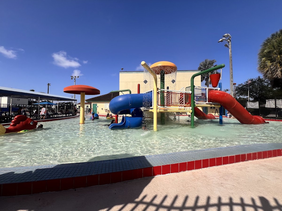 Croissant Park Pool