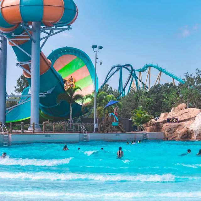 Wave pool at Aquatica